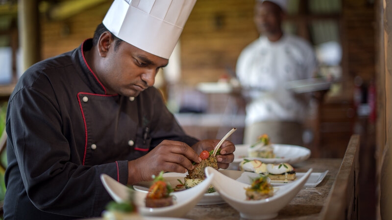 Tanzania-Ngorongoro-Neptune-Luxury-Lodge-sfeerbeeld-chefkok