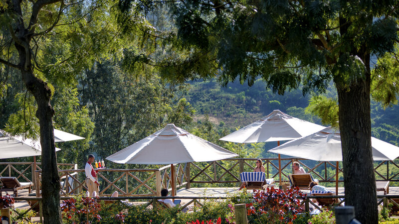 Tanzania-Ngorongoro-Neptune-Luxury-Lodge-sfeerbeeld-ligbedden-zwembad