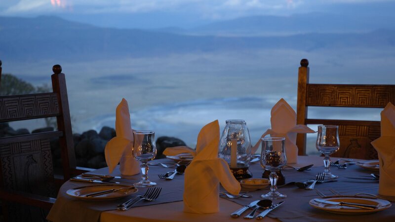 Tanzania-Ngorongoro-Serena-Safari-Lodge-sfeerbeeld-diner-tafel