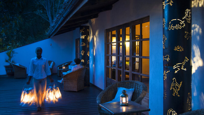 Tanzania-ngorongoro-The-Plantation-Lodge-sfeerbeeld-avond-lampen
