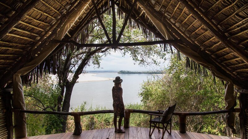 Tanzania-Nyerere NP-Sand River-vrouw-kijkend-uitzicht