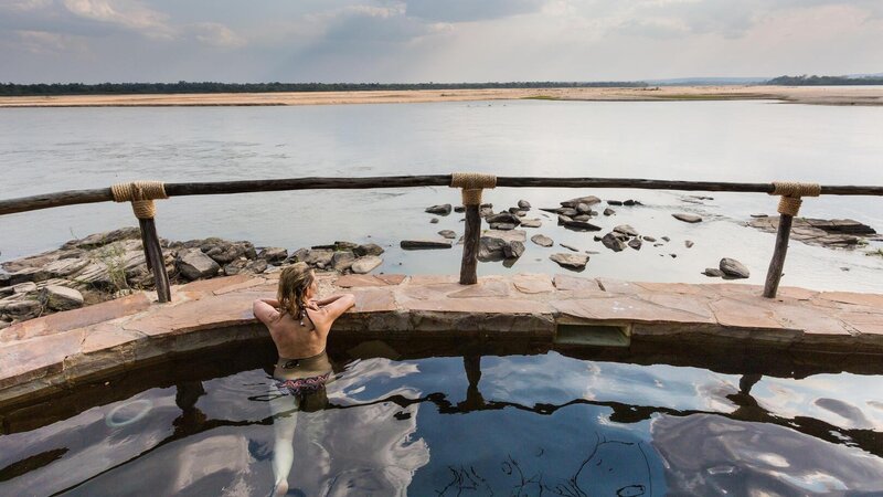 Tanzania-Nyerere NP-Sand River-vrouw-zwembad