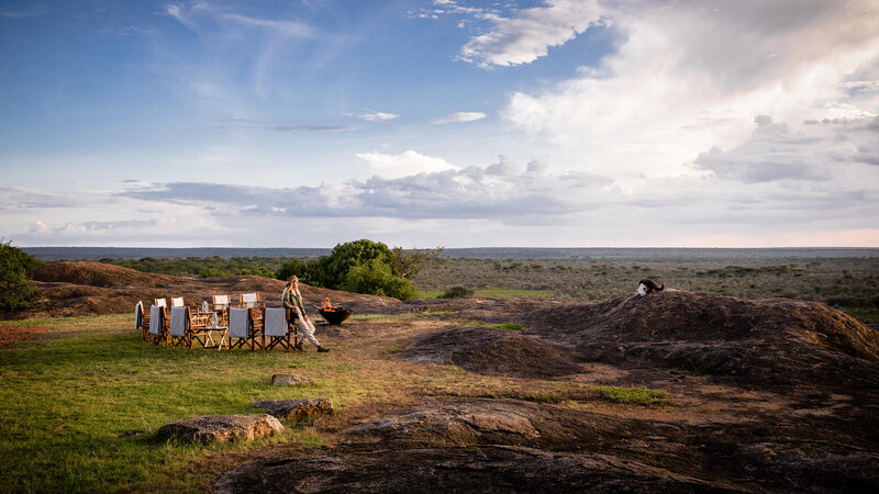 Tanzania-Sanctuary-Kichakani-Serengeti-Camp-kampvuur-natuur-vrouw