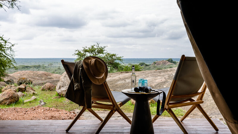 Tanzania-Sanctuary-Kichakani-Serengeti-Camp-sfeerbeeld-stoeltjes-op-deck-uitzicht