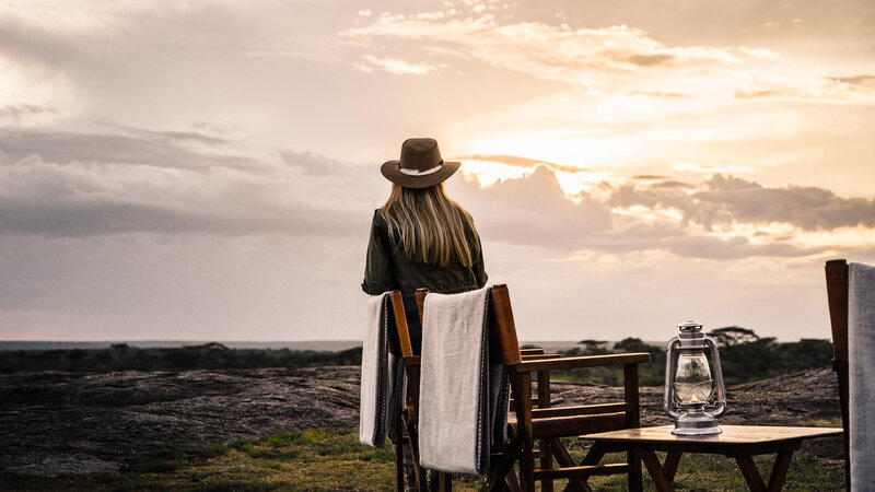 Tanzania-Sanctuary-Kichakani-Serengeti-Camp-vrouw-bij-zonsondergang