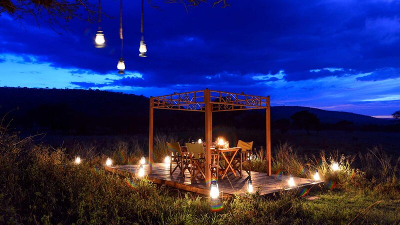 Tanzania-Serengeti NP-Asanja-Moru-romantisch-diner-set-up