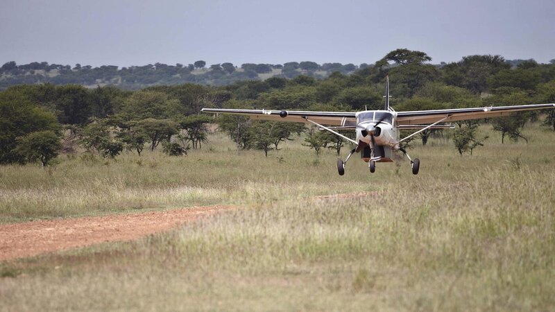 Tanzania-Serengeti NP-&Beyond-Kleins-Camp-landing-vliegtuigje
