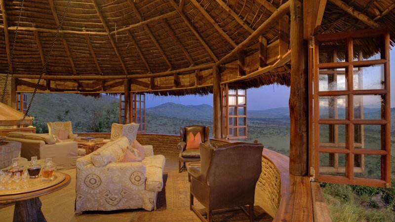 Tanzania-Serengeti NP-&Beyond-Kleins-Camp-sfeerbeeld-avond-lounge-haardvuur