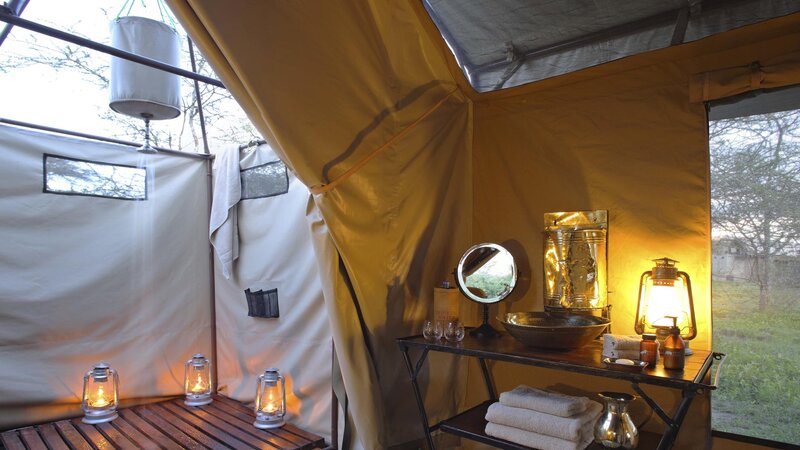 Tanzania-Serengeti NP-Beyond-Serengeti-Under-Canvas-tent-badkamer