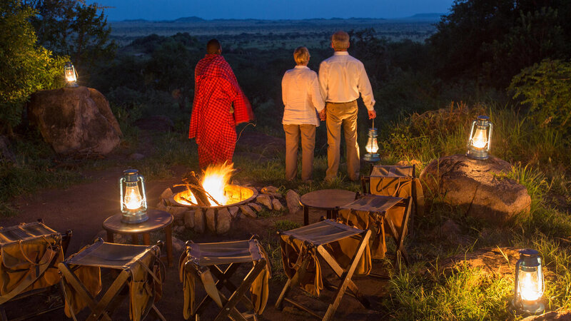 Tanzania-Serengeti NP-Elewana-Serengeti-Pioneer-Camp-kampvuur-koppel