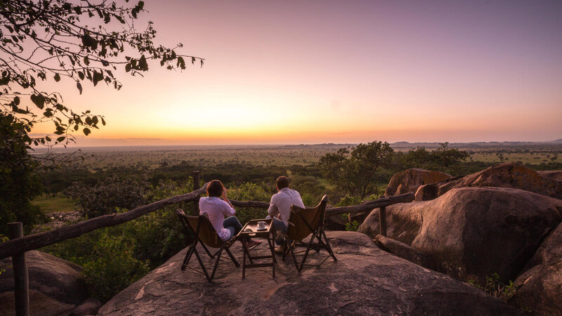 Tanzania-Serengeti NP-Elewana-Serengeti-Pioneer-Camp-zonsondergang-koppel