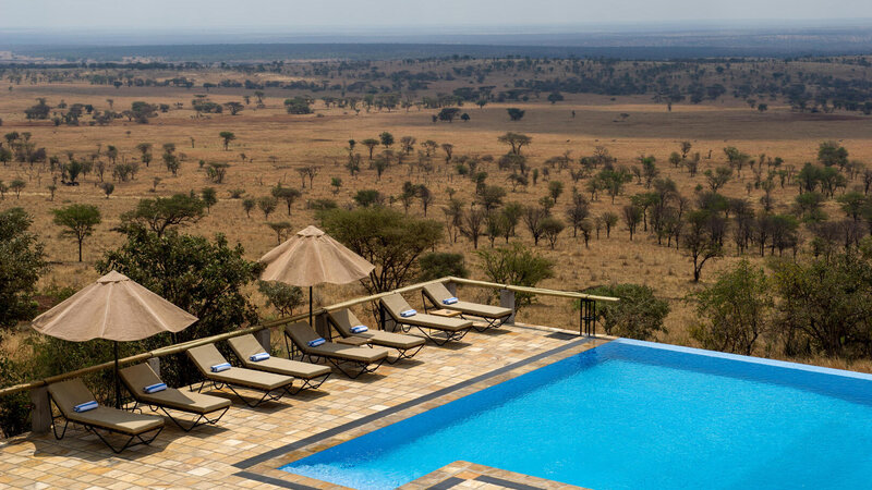Tanzania-Serengeti-NP-Kubu-Kubu-Tented-Lodge-zwembad-ligbedden