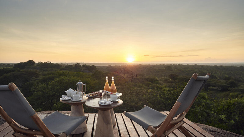 Tanzania-Serengeti NP-Sanctuary-Kusini-Camp-uitzicht-zonsondergang-stoeltjes