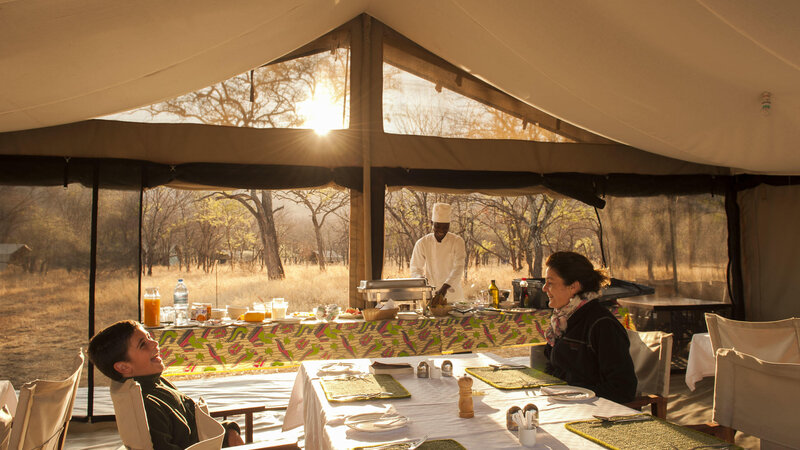 Tanzania-Serengeti NP-Serengeti Ndutu Kati Kati Tented Camp-moeder-en-zoon-ontbijt