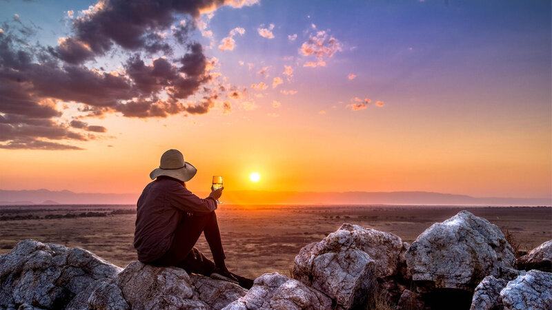 Tanzania-Tarangire-NP-Nimali-Tarangire-man-op-rots-zonsondergang