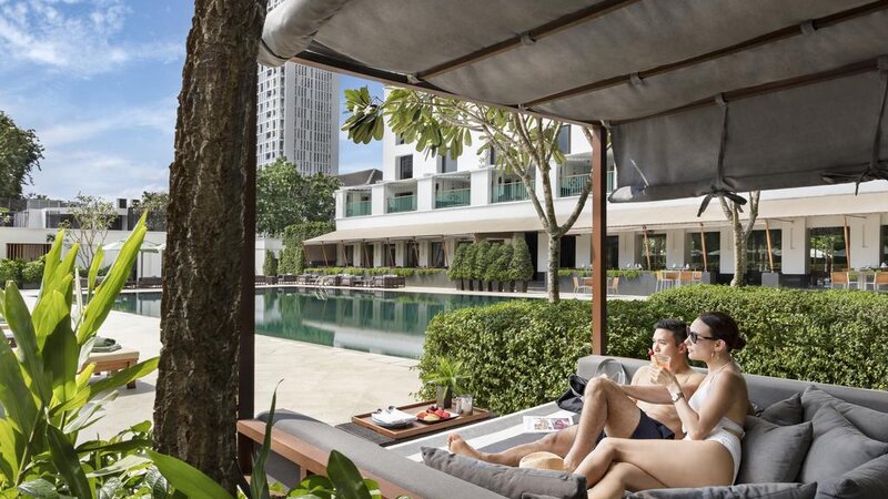 Thailand-Bangkok-Hotel-Sukhothai-Bangkok-koppel-ligbed-zwembad