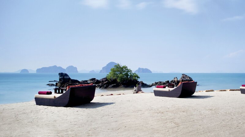Thailand-Krabi-Hotel-Phulay-Bay-ligbedden-strand