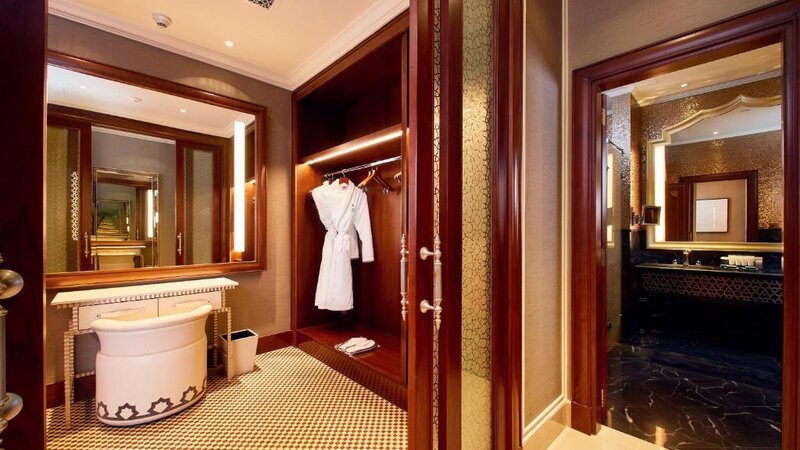 VAE-Ras Al Khaimah-Waldorf Astoria-dressing en badkamer