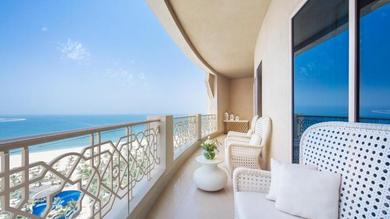VAE-Ras Al Khaimah-Waldorf Astoria-terras zicht op oceaan