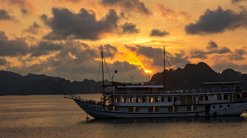 Vietnam-Ha Long Bay-cruise sunset