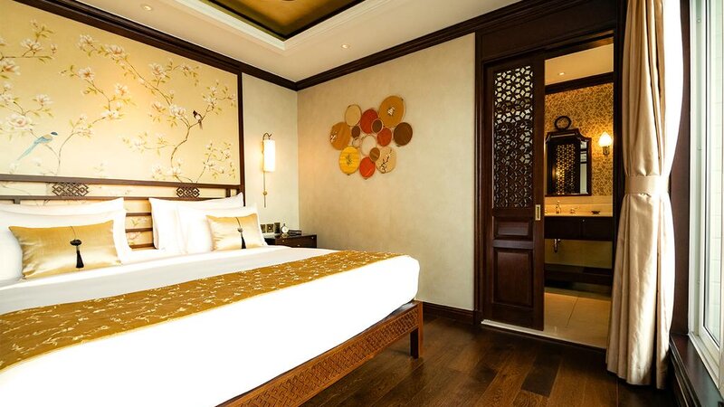 Vietnam-Halong-Heritage-Ginger-Line-kajuit-bed-2