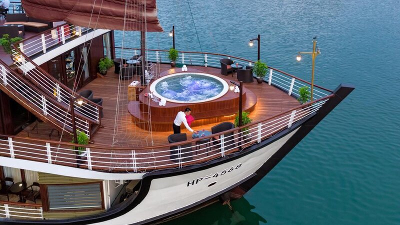 Vietnam-Halong-Orchid-Cruise-boot-deck-jacuzzi-avond-2