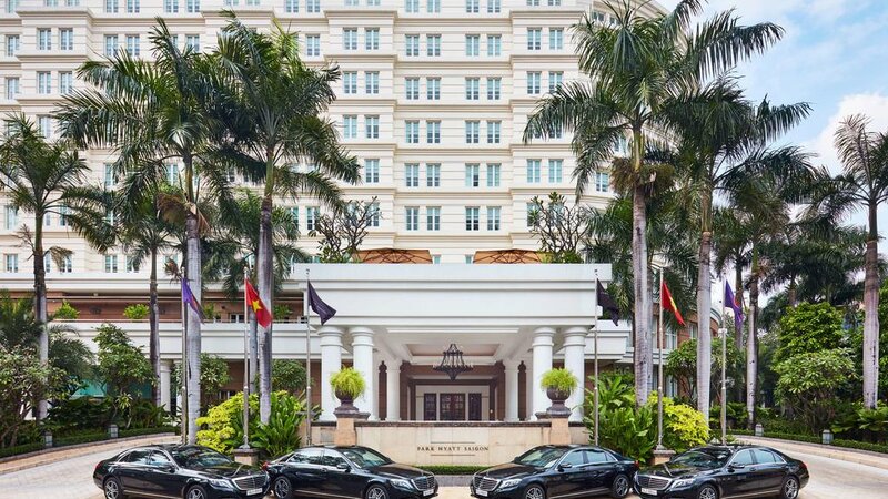 Vietnam-Ho-Chi-Ming-Park-Hyatt-Saigon-Hotelgebouw-autos