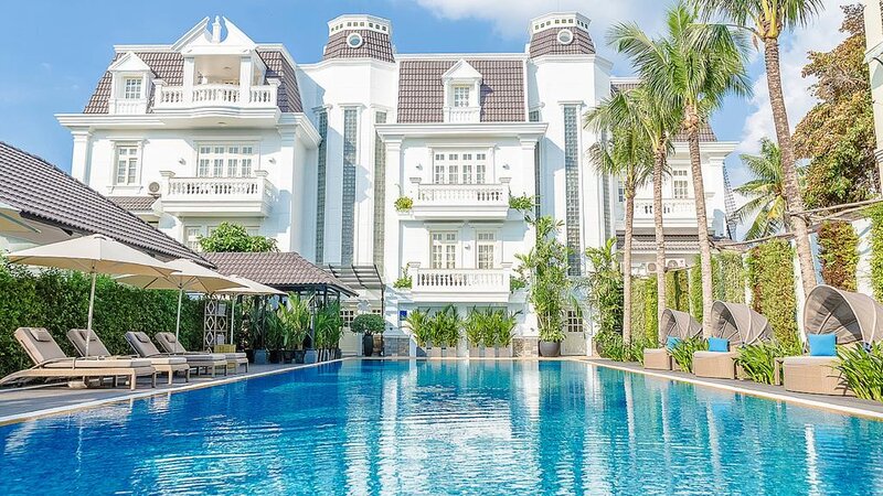 Vietnam-Ho-Chi-Minh-Villa-Song-hotelgebouw-en-zwembad