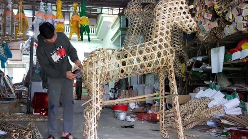 Vietnam-Hoi-An-Excursie-Paper-mask-&-lantern-making-with-artist-3 (1)