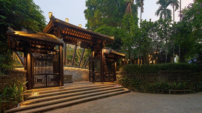 Vietnam-Hue-Ancient-Garden-House-poort