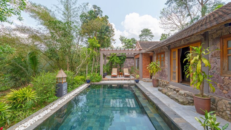 Vietnam-Hue-Pelgrimage-Village-Traditional-Vietnamese-Pool-House-zwembad-2