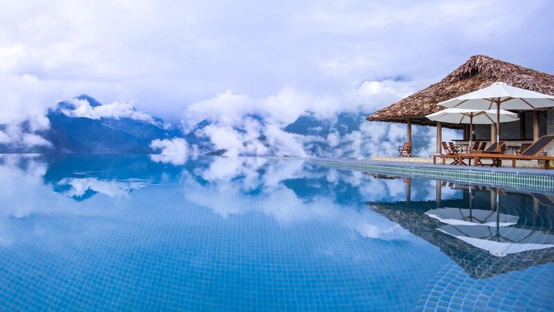 Vietnam-Sapa-Topas-Ecolodge-infinity-zwembad-met-ligbedden