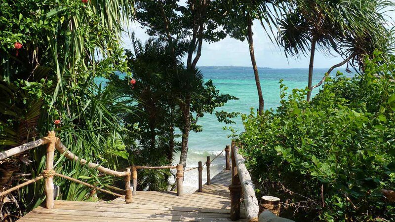 Zanzibar-Fundu Lagoon Pemba Island-wandelpad-naar-strand