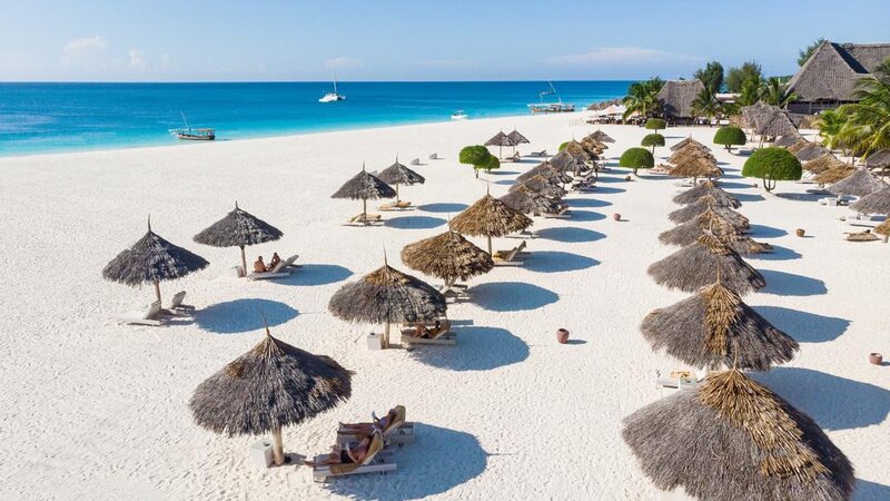 Zanzibar-Gold Zanzibar Beach House & Spa-strand-ligbedden-parasols