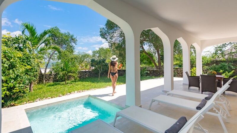 Zanzibar-Konoko-Beach-Resort-pool-villa-vrouw