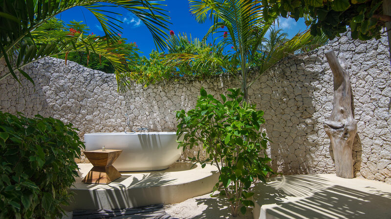 Zanzibar-White-Sand-Luxury-openlucht-badkamer-bad-luxury villa