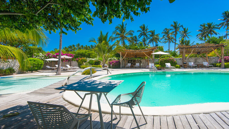 Zanzibar-White-Sand-Luxury-tafeltje-naast-zwembad