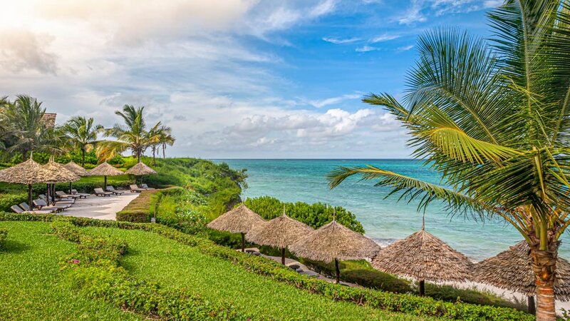 Zanzibar-Zawadi-Hotel-tuin-strand-zee-ligbedden