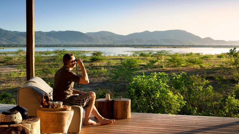 Zimbabwe-Mana Pools National Park-Nyamatusi-man-deck-verrekijker