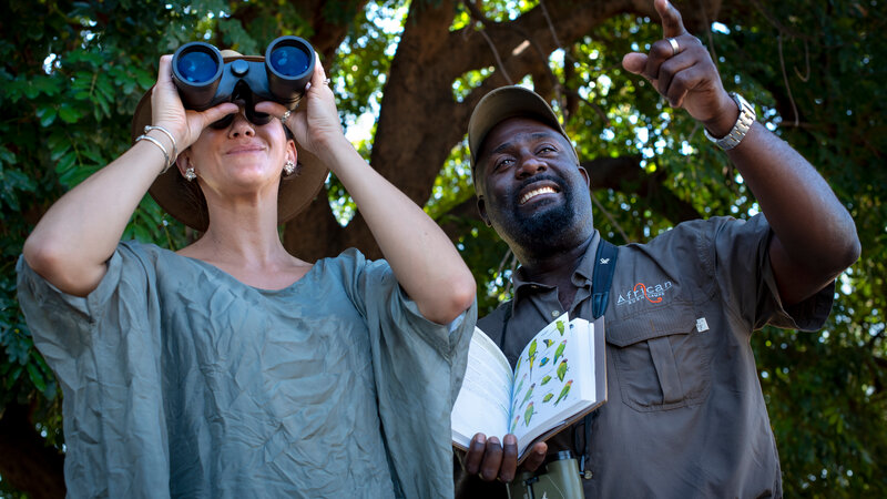 Zimbabwe-Mana Pools National Park-Nyamatusi-ranger-met-vrouw-verrekijker