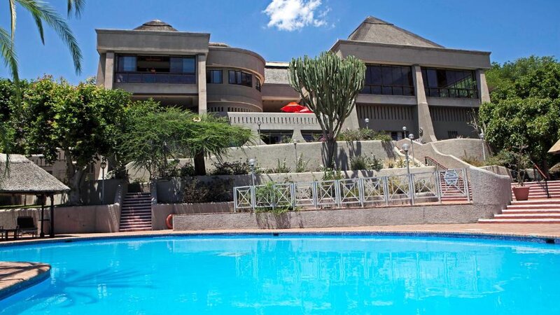 Zimbabwe-Vic-Falls-Kingdom-Hotel-pool