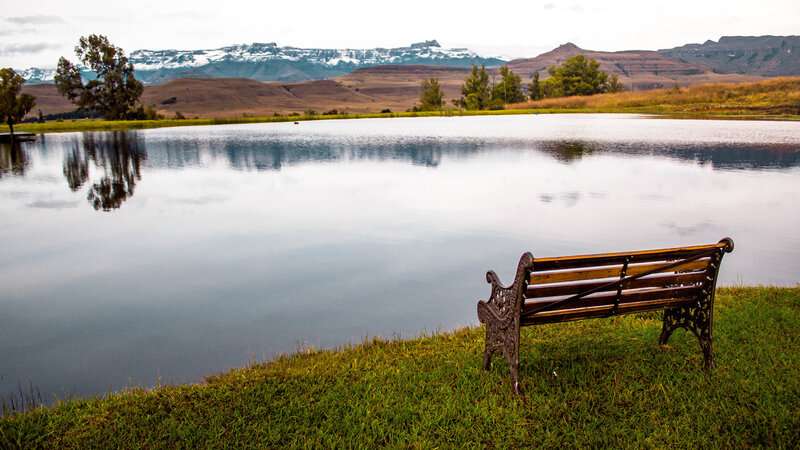 Zuid-Afrika-Drakensbergen-Montusi-Mountain-Lodge-bank-meer