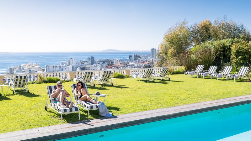 Zuid-Afrika-Kaapstad-hotel-Ellerman-House-koppel-zwembad-stad