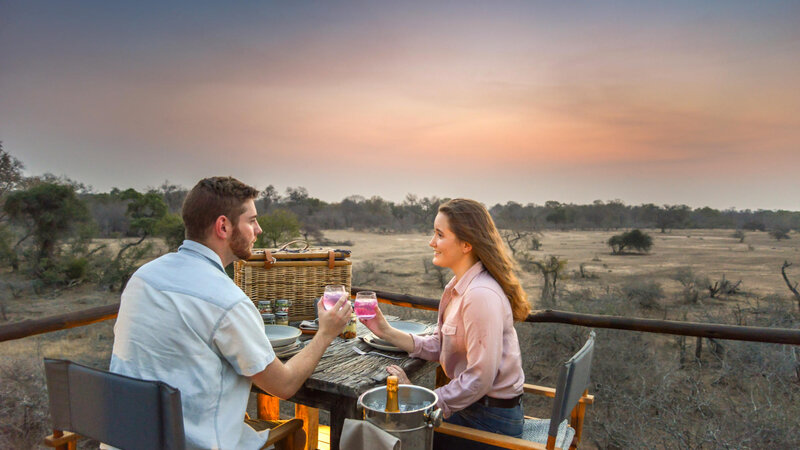 Zuid-Afrika-Kruger-Regio-Sabi-Sands-Lion-Sands-River-Lodge-koppel-aperitief-zonsondergang