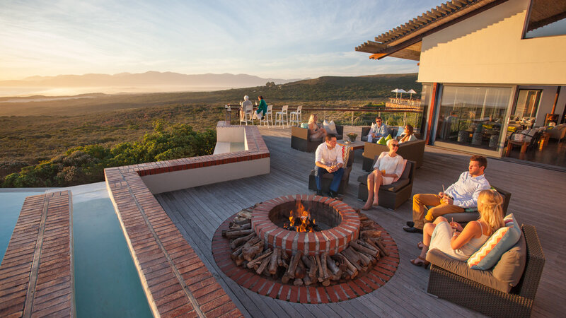 Zuid-Afrika-Rondom-Kaap-Hermanus-hotel-Grootbos-Forest-Lodge-outside-deck