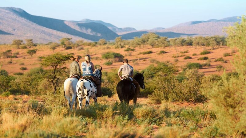 Zuid-Afrika-Tswalu-Kalahari-Private-reserve-the-motse-safarilodge-wetu-paardrijden