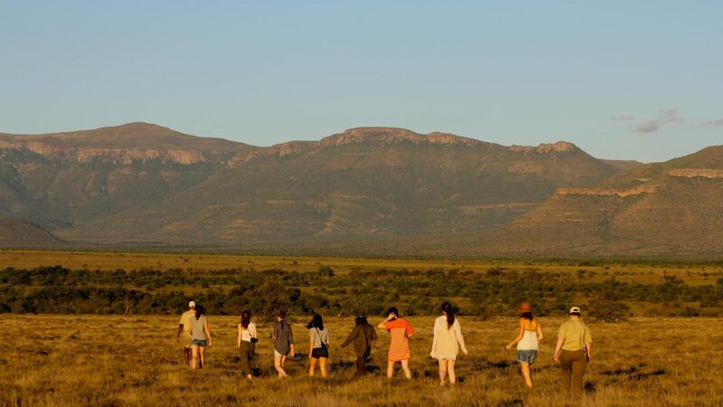 Zuid-Afrika-Tuinroute-Karoo-Samara-Karoo-Lodge-bush-walk-familie