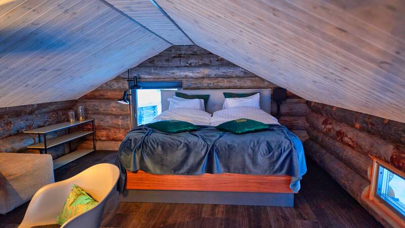 Zweden-Lapland-Gunnarsbyn-Arctic-Retreat-cabin-interieur-bovenverdieping-slaapkamer