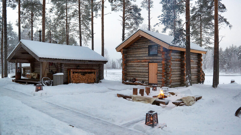 Zweden-Lapland-Gunnarsbyn-Arctic-Retreat-cabins-buitenaanzicht-kampvuur