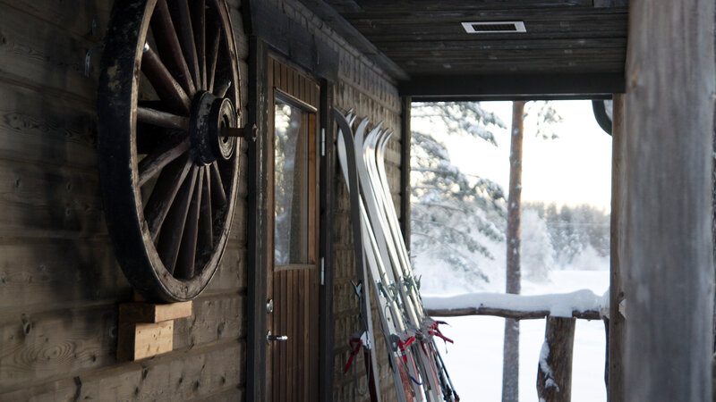 Zweden-Lapland-Gunnarsbyn-Arctic-Retreat-sfeerfoto-cabin-ski